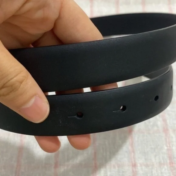 CHANEL Black Leather Belt with Gold Interlocking CC Buckle - Picture 2 of 4